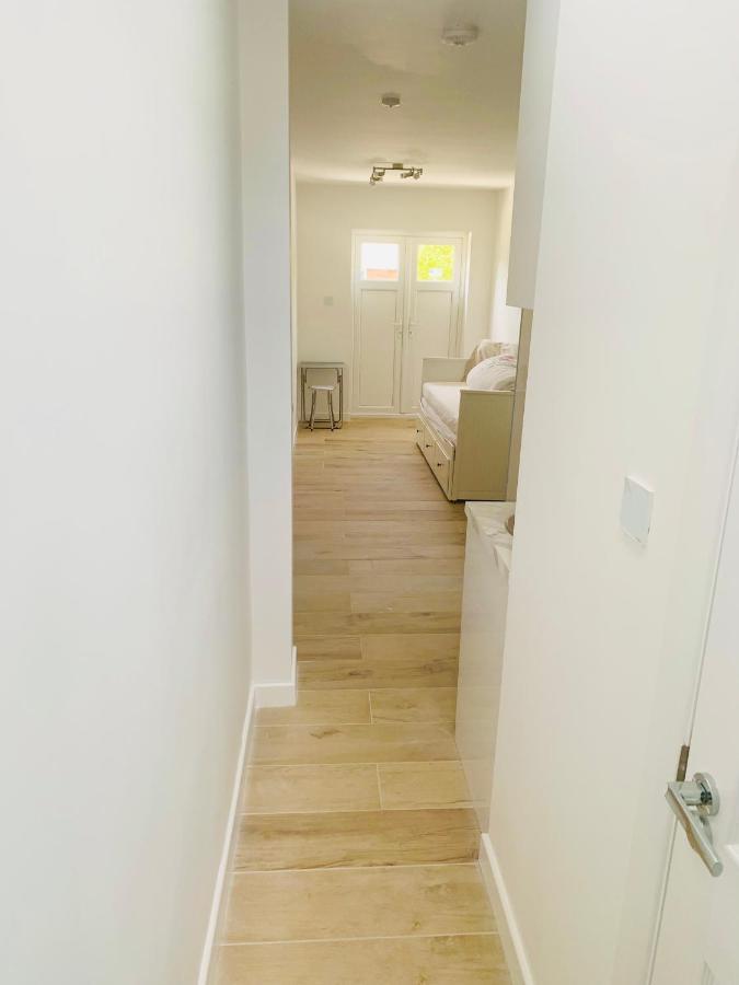 Lovely En-Suite Studio With Kitchen And Free Parking With Walking Distance To Tube Station And Short Train Ride To Central London!! Northwood  Exterior foto