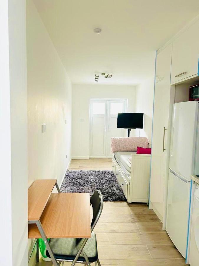 Lovely En-Suite Studio With Kitchen And Free Parking With Walking Distance To Tube Station And Short Train Ride To Central London!! Northwood  Exterior foto
