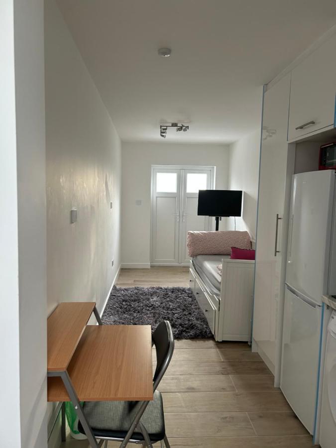 Lovely En-Suite Studio With Kitchen And Free Parking With Walking Distance To Tube Station And Short Train Ride To Central London!! Northwood  Exterior foto